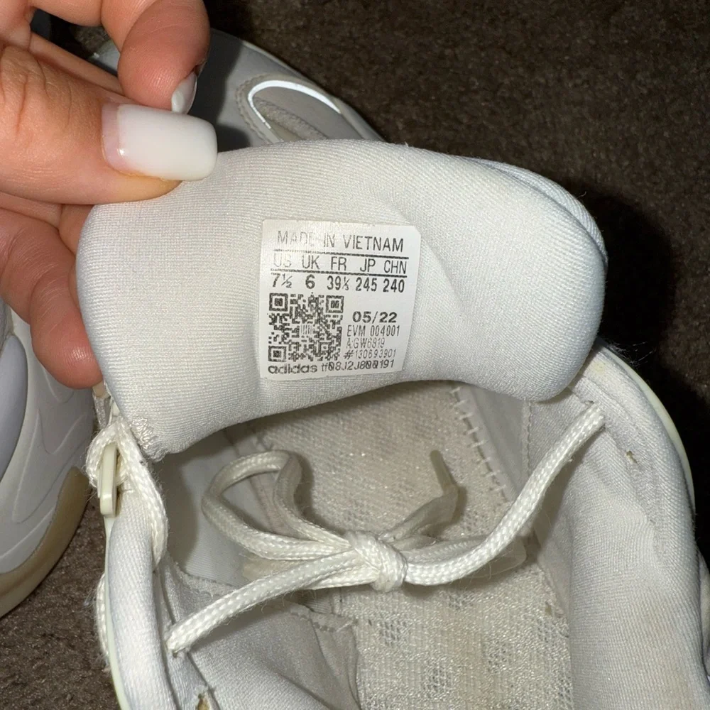 Adidas Cream Sneakers – Women’s Size 7.5 – Excellent Condition - Picture 4 of 4